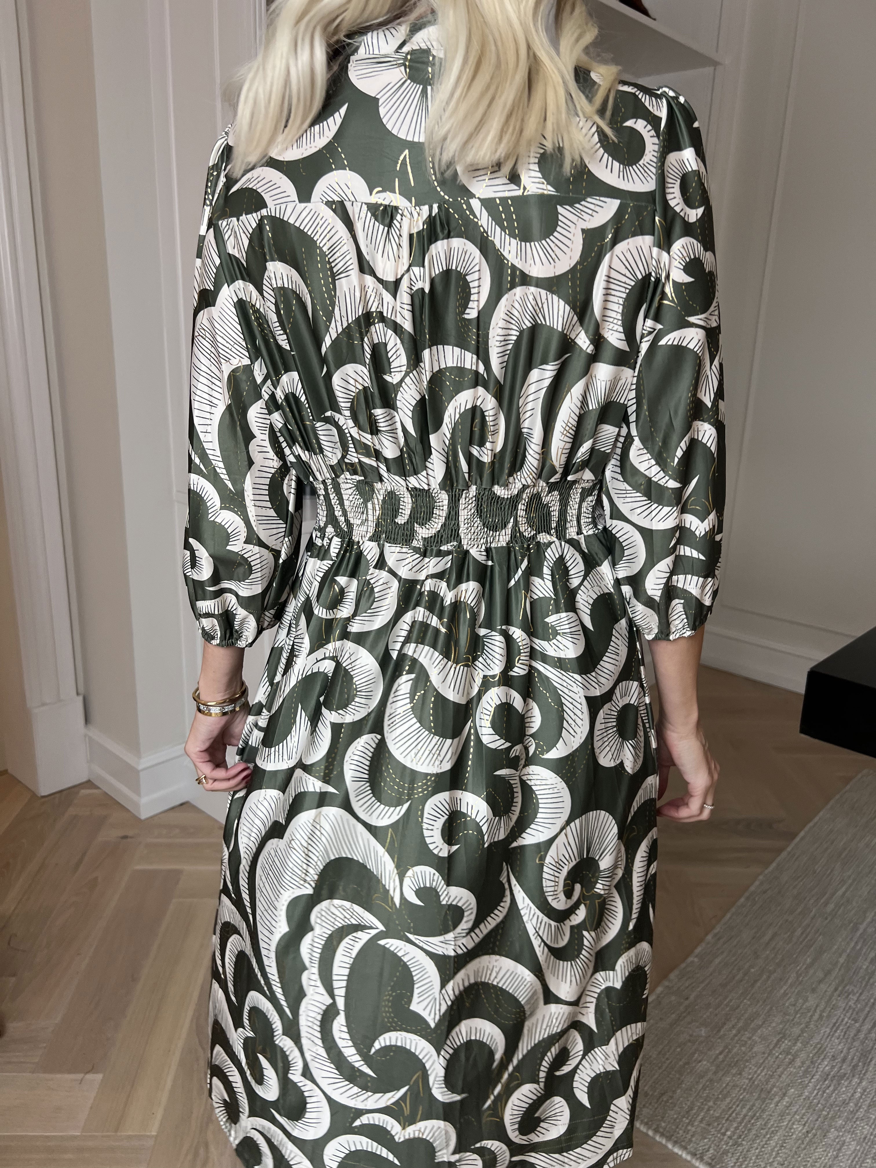 Vivien Royal - 3/4 ærmet kjole med mønster og slåede knapper